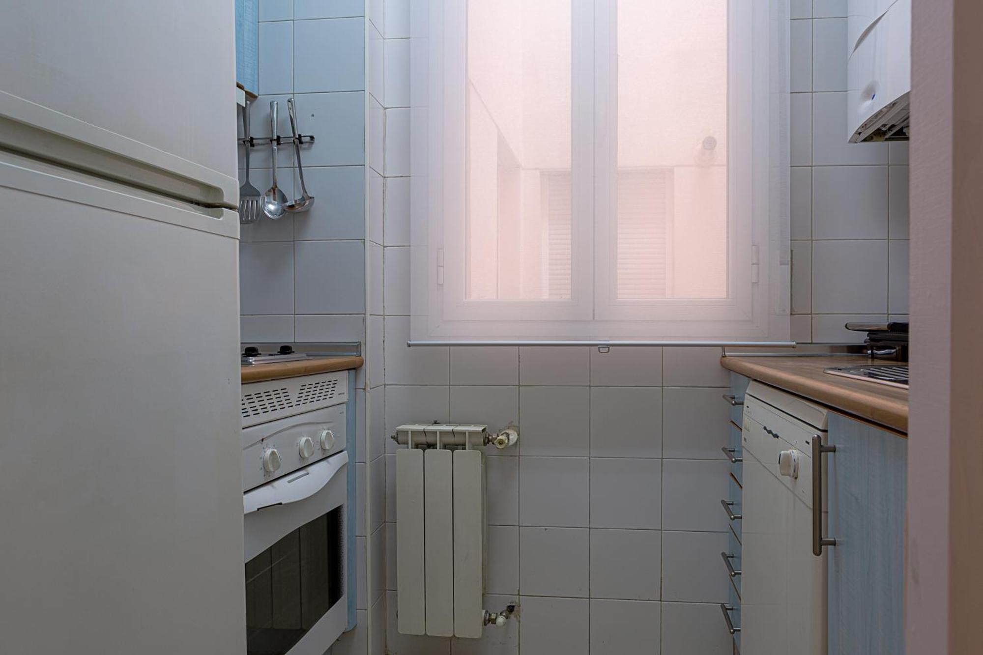 Cute 1 Bedroom Apartment With A Balcony Мадрид Екстериор снимка