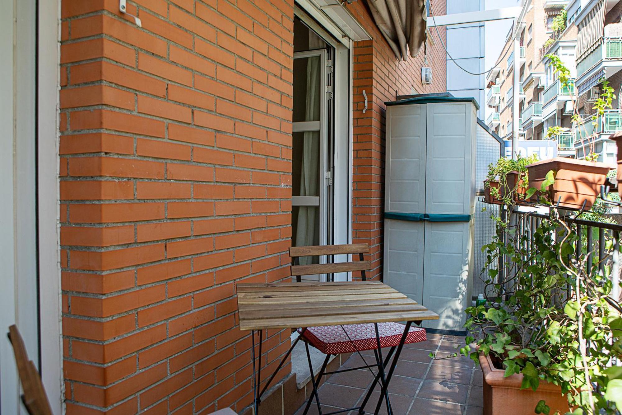 Cute 1 Bedroom Apartment With A Balcony Мадрид Екстериор снимка